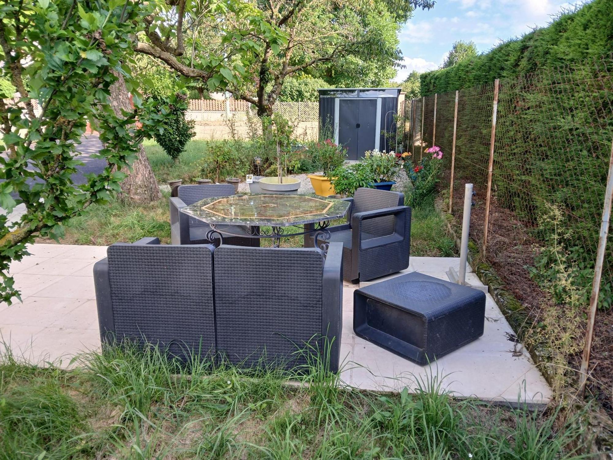 Gite Pavillon Kifadonfe 3 Ch Avec Cour Et Jardin Clos Villa Saint-Germain-Lembron Exterior photo